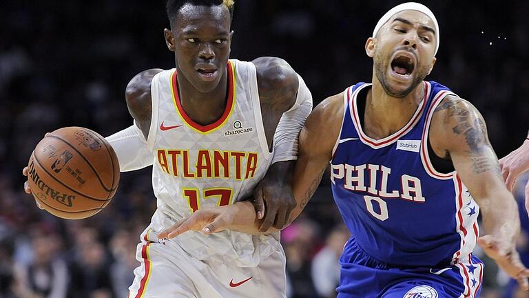 Im Angriffsmodus       -  Hawks-Spieler Dennis Schröder (l) foult Jerryd Bayless von den Philadelphia 76ers.