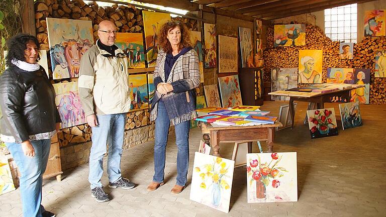 Monika Eck (rechts) lockte mit der Ausstellung ihrer selbstgemalten Objekte im Laufe des Tages viele Kunstbegeisterte an.