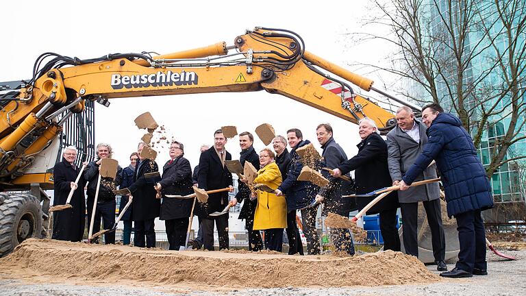 Alles was Hände hatte, griff für's Foto zum Spaten (von links): Die Stadträte Willi Dürrnagel (WL), Uwe Dolata (FWG), Judith Jörg (CSU), Joachim Spatz (FDP), Bürgermeister Adolf Bauer, verdeckt Tiefbauchef Jörg Roth, Oberbürgermeister Christian Schuchardt, Thomas Oehler von der Projektgesellschaft, Bürgermeisterin Marion Schäfer-Blake, der frühere Stadtbaurat Christian Baumgart und der jetzige Benjamin Schneider, Wolfgang Roth (CSU), Josef Hofmann (FWG), Winfried Bader, der mit seinem Bruder Gerold das Hallengrundstück für 30 Jahre in Erbpacht zur Verfügung gestellt hat, und Stadtkämmerer Robert Scheller.