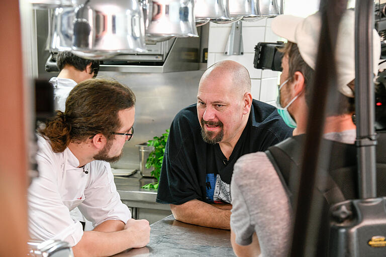 Dreh in der Küche: Moderator und Restaurant-Tester 'Jumbo' Schreiner befragt den Azubi Timo Weingard. Die Protagonisten wurden auf Corona getestet und dürfen deshalb für die Sendung ohne Maske vor die Kamera. Dreh in der Küche: Moderator und Restaurant-Tester 'Jumbo' Schreiner befragt den Azubi Timo Weingard. Die Protagonisten wurden auf Corona getestet und dürfen deshalb für die Sendung ohne Maske vor die Kamera.