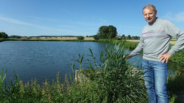 Bürgermeister Edwin Fries an der Riedenheimer Teichkläranlage, die zwar idyllisch liegt, aber dem Stand der Technik nicht mehr entspricht. Bürgermeister Edwin Fries an der Riedenheimer Teichkläranlage, die zwar idyllisch liegt, aber dem Stand der Technik nicht mehr entspricht.