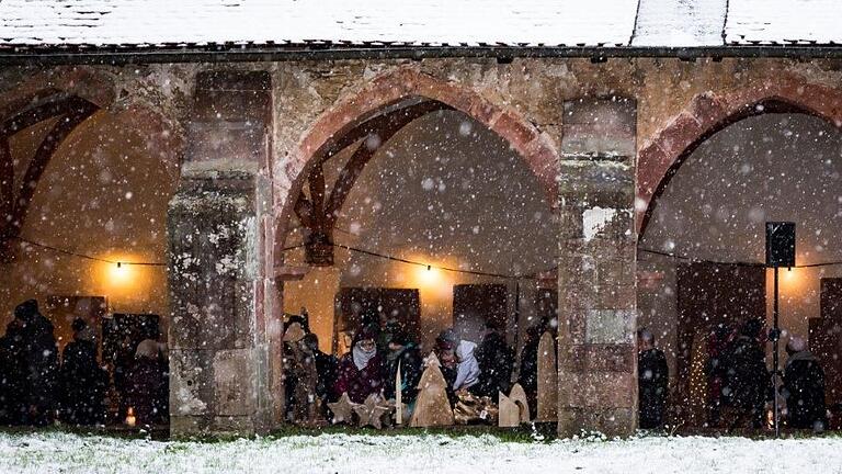 Der Kreuzgang des Klosters Bronnbach bei Schneefall (Archivfoto): Der Weihnachtsmarkt findet traditionell am zweiten Adventswochenende statt.&nbsp;