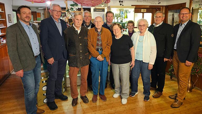 Die Geehrten zusammen mit Vorsitzendem Björn Reinhardt und Bezirkstagspräsident Stefan Funk (von links): Björn Reinhard, Hans Hombach, Reinhold Möller, Herbert Bayer, Reinhold Röper, Stefan Kraft, Juliane Köberlein, Monika Kraft, Mariane Mailand, Stefan Funk, Michael Hombach Die Geehrten zusammen mit Vorsitzendem Björn Reinhardt und Bezirkstagspräsident Stefan Funk (von links): Björn Reinhard, Hans Hombach, Reinhold Möller, Herbert Bayer, Reinhold Röper, Stefan Kraft, Juliane Köberlein, Monika Kraft, Mariane Mailand, Stefan Funk, Michael Hombach