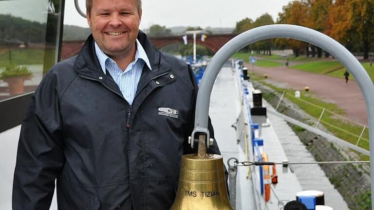 Stolz steht Eigner Christian Hochbein an der Schiffsglocke der „TMS Tizian“. Stolz steht Eigner Christian Hochbein an der Schiffsglocke der „TMS Tizian“.