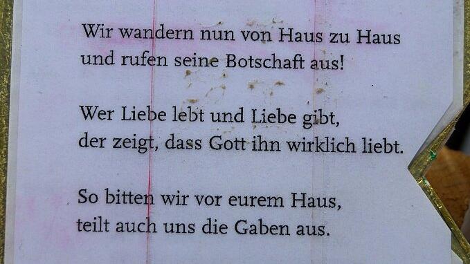 Das Gedicht der Bergtheimer Sternsinger steht hinten auf dem Stern. Beim Stocken kann dem Gedächtnis somit schnell auf die Sprünge geholfen werden.