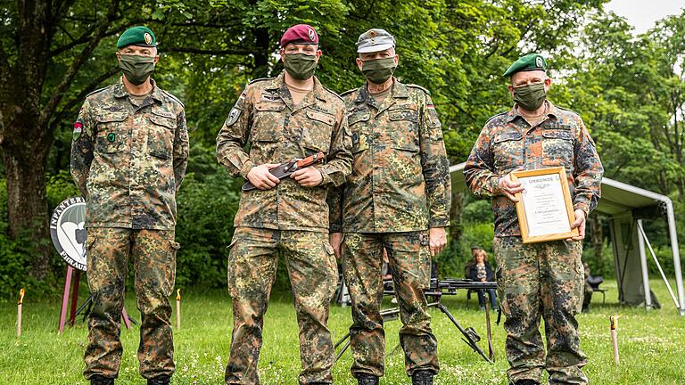 Bestpreisübergabe (von links): Oberstleutnant Andreas Eichhorn, Oberstabsgefreiter Tim Reimann, Brigadegeneral Michael Matz und Oberstleutnant Andreas Stingl.       -  Bestpreisübergabe (von links): Oberstleutnant Andreas Eichhorn, Oberstabsgefreiter Tim Reimann, Brigadegeneral Michael Matz und Oberstleutnant Andreas Stingl.