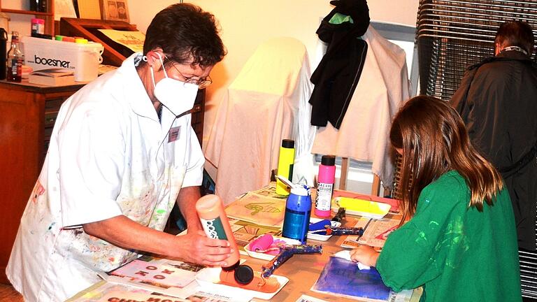 Groß und klein konnten ihr Können in der Papierwerkstatt von Linda Schwarz unter Beweis stellen. Groß und klein konnten ihr Können in der Papierwerkstatt von Linda Schwarz unter Beweis stellen.