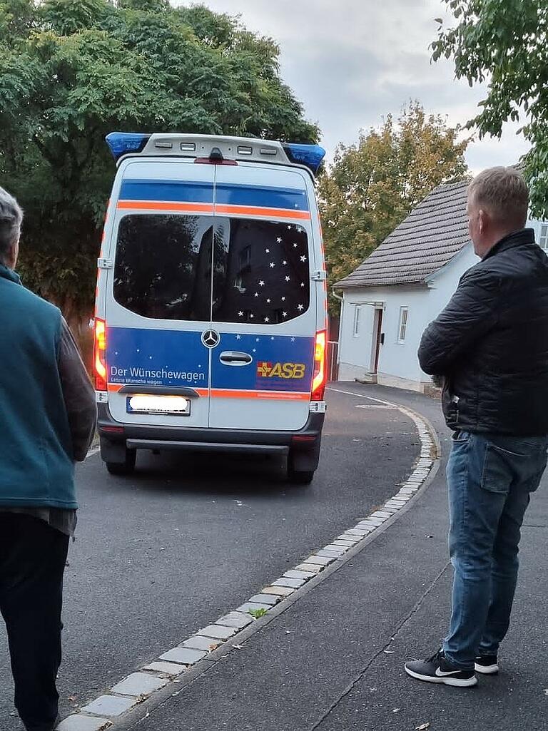 Nach einem, für alle Beteiligten, besonderen Tag brachte der ASB-Wünschewagen Franken Rudolf Pagel und seine Ehefrau Gudrun wieder zurück nach Mittelstreu, wo er von seinen Kindern und Familienangehörigen in Empfang genommen wurde. Nach einem, für alle Beteiligten, besonderen Tag brachte der ASB-Wünschewagen Franken Rudolf Pagel und seine Ehefrau Gudrun wieder zurück nach Mittelstreu, wo er von seinen Kindern und Familienangehörigen in Empfang genommen wurde.