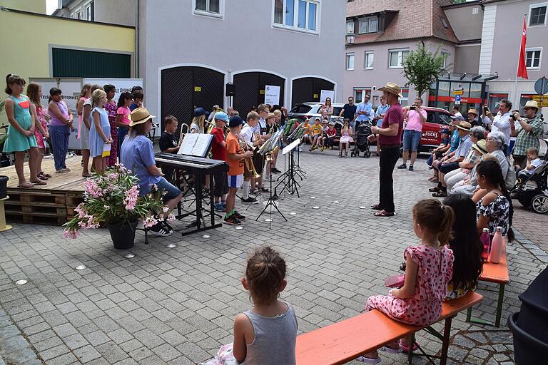 Chöre und Bands der Uffenheimer Schulen machten die Musik. Chöre und Bands der Uffenheimer Schulen machten die Musik.