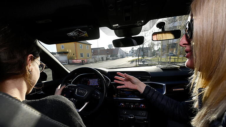 Ramonas Fahrschule Günzburg.jpeg       -  Die Kosten für den Pkw-Führerschein steigen immer weiter. Kostensparende Maßnahmen versprechen laut einigen Fahrlehren und -lehrerinnen wenig Erfolg.