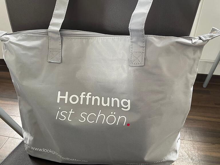 Beim Kosmetikseminar für Krebspatientinnen in der Onkologie des MVZ am Leopoldina in Schweinfurt bekommen die Teilnehmerinnen eine Tasche mit verschiedenen Produkten zum Ausprobieren. Beim Kosmetikseminar für Krebspatientinnen in der Onkologie des MVZ am Leopoldina in Schweinfurt bekommen die Teilnehmerinnen eine Tasche mit verschiedenen Produkten zum Ausprobieren. 