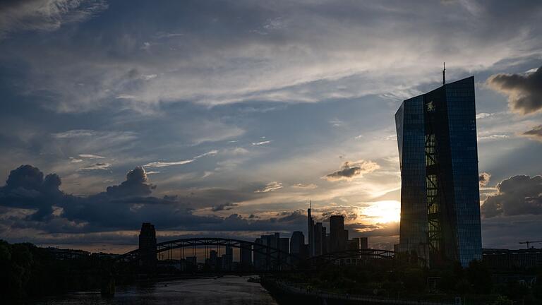 Bankenskyline Frankfurt       -  Düstere Aussichten für die Wirtschaft im Euroraum (Archivbild)