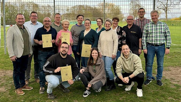 Im Bild: Bürgermeister Christian Keller, Stefan Grafe (Präsident), Peter Schreiner (22 Jahre), Jens Rainer Mauder (Kassier), Ingrid Stemmer (33 Jahre), Melanie Edelmann, Eva Böhm (22 Jahre), Tanja Heider (Schriftführerin), Manuela Haagen, Silke Christ, Bernhard Knaup (Präsident), Patrick Lausenmeyer, Manfred Christ (Präsident). Vorne: Florian Schreiner (22 Jahre), Julia Ziegler, Lukas Zachmann.