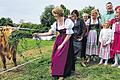 Wahlkampfidylle fast wie auf der Alm: Anja Weisgerber mit Ilse Aigner auf dem Bauernhof der Familie Reck in Hambach.