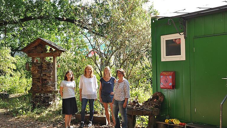 Direkt hinter den Büschen des Waldkindergartens Marktheidenfeld entsteht eine große Lagerhalle. Dani Heidenfelder, Caterina Gebhardt, Gabi Fröhlich und Doris Vogel vom Förderverein sind darüber nicht glücklich. Direkt hinter den Büschen des Waldkindergartens Marktheidenfeld entsteht eine große Lagerhalle. Dani Heidenfelder, Caterina Gebhardt, Gabi Fröhlich und Doris Vogel vom Förderverein sind darüber nicht glücklich.