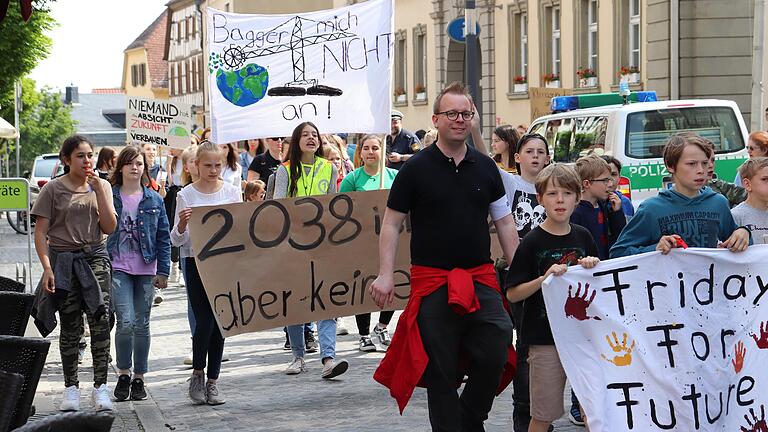 Zahlreiche Schüler in Rhön-Grabfeld streikten für das Klima beim ersten richtigen Schulstreik unter dem Motto Fridays for Future in Bad Neustadt.