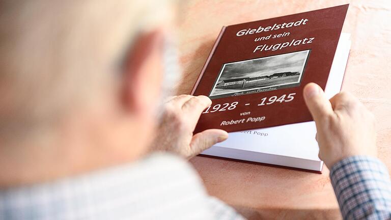 Knapp 300 Seiten umfasst das Buch, das Robert Popp über die Anfänge von Giebelstadts Flugplatz geschrieben hat.