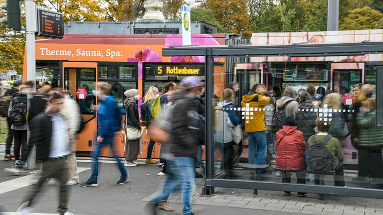 Umstieg am Würzburger Hauptbahnhof: Studierende, die über den regionalen Verkehrsverbund hinaus mit der Bahn fahren wollen, brauchen zusätzliche Fahrkarten zu ihrem Semesterticket. Umstieg am Würzburger Hauptbahnhof: Studierende, die über den regionalen Verkehrsverbund hinaus mit der Bahn fahren wollen, brauchen zusätzliche Fahrkarten zu ihrem Semesterticket.