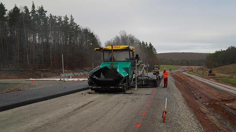 Am 12. Dezember wurde mit dem Einbau der Asphalttragschicht auf der Staatsstraße 2292 von Mellrichstadt nach Frickenhausen begonnen. Am 12. Dezember wurde mit dem Einbau der Asphalttragschicht auf der Staatsstraße 2292 von Mellrichstadt nach Frickenhausen begonnen.