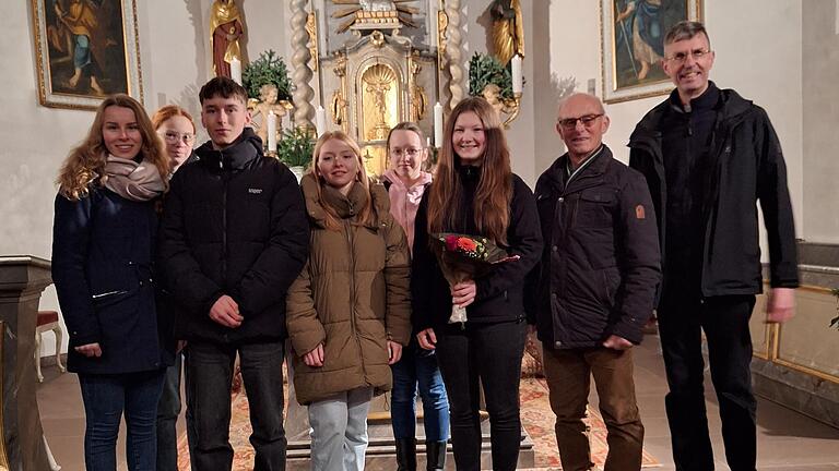 Auf dem Foto (von links): Leoni Bock, Lea Köhler, Elias Bock, Marie Köhler, Amelie Amend, Sandra Dietrich, Kirchenpfleger Werner Brönner, Pfarrer Norbert Thoma.