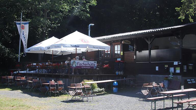 Die Fischerhütte Rothsee ist ein besonderes Kleinod in der Rhön. Während sich der Wald im Rothsee spiegelt und Enten ihre Runden ziehen, genießt man in der Hütte oder auf dem Balkon das kulinarische Angebot. Die Fischerhütte Rothsee ist ein besonderes Kleinod in der Rhön. Während sich der Wald im Rothsee spiegelt und Enten ihre Runden ziehen, genießt man in der Hütte oder auf dem Balkon das kulinarische Angebot. 