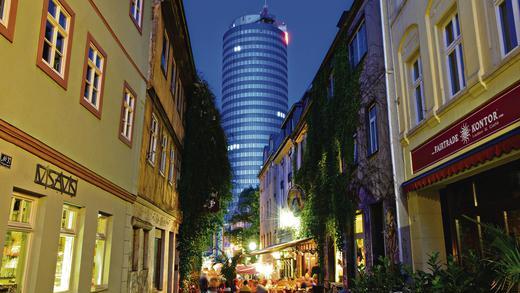 Jena blüht auf und hat einen Büroturm als Wahrzeichen: Der &bdquo;Jentower&ldquo; wurde schon 1972 eröffnet und sollte laut seinem Architekten ein Fernrohr stilisieren. 2000 erhielt der Rundbau eine neue Fassade.