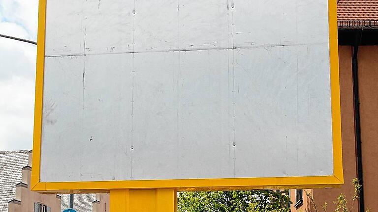 Werbetafeln in der Stadt sind wohl zulässig       -  Mit großen, beleuchteten Werbetafeln im Stadtbereich werden sich die Ochsenfurter wohl oder übel abfinden müssen. Das teilte Bürgermeister Peter Juks in der Sitzung des Bauausschusses mit. Gegen zwei dieser sogenannten Monofüße hat die Stadt Klage erhoben. Einem dritten, in der Tückelhäuser Straße geplanten hat sie nun erneut das gemeindliche Einvernehmen verweigert. Ob dieses Vorgehen Erfolg verspricht, erscheint jedoch äußerst fraglich. Wie es mit den beiden schon erhobenen Klagen weitergehen wird, sei nicht im Bauausschuss zu behandeln, sondern werde Thema im Stadtrat sein, sagte Juks. Eine Rücknahme der Klagen sei vermutlich aber nicht unvernünftig, denn bei einem Ortstermin mit Vertretern der Stadt, des Landratsamtes, der Werbefirma sowie des Verwaltungsgerichts Würzburg war der Stadt weitgehend der Wind aus den Segeln genommen worden. Bei diesem Termin in der Tückelhäuser Straße hatte der Verwaltungsrichter klar gemacht, dass solche Vorhaben im Innenbereich zulässig seien. Die Werbefirma wollte in der Tückelhäuser Straße, stadtauswärts gesehen recht weit hinten, eine solche Tafel aufstellen. Der Stadtrat hatte dem nicht zugestimmt, weil er den Standort als zum Außenbereich gehörend betrachtete und an der Stelle eine Grünfläche vorgesehen ist. Das Landratsamt sah das genauso wie die Stadt und lehnte den Bauantrag ab. Diese Entscheidung sagte der Werbefirma nicht zu &ndash; sie klagte. Im Rahmen dieses Verfahrens kam es nun zu dem Ortstermin, bei dem der Richter feststellte: Das Gebiet ist Innenbereich, und dort dürfen solche Tafeln stehen. &bdquo;Das gehört zu solchen Gebieten einfach dazu&ldquo;, sagte Juks. Und werde sich deshalb auch nicht verhindern lassen. Das Landratsamt änderte nach dem Ortstermin seine Rechtsauffassung und bat die Stadt, ihre Entscheidung bezüglich des gemeindlichen Einvernehmens ebenfalls noch einmal zu überdenken. Die Mitglieder des Bauausschusses nahmen den Sachverhalt zur Kenntnis, diskutierten und verweigerten das gemeindliche Einvernehmen erneut, und zwar mit sechs zu fünf Stimmen. &bdquo;Da muss man Kante zeigen&ldquo;, begründete Bert Eitschberger seine ablehnende Haltung. Sei man gegen die großen, bunt leuchtenden Plakatwände, müsse man auch dabei bleiben. &bdquo;Dann muss eben das Gericht entscheiden&ldquo;, sagte Eitschberger. Peter Juks hingegen ist eher geneigt, sich in das anscheinend Unvermeidliche zu fügen, auch bezüglich der schon laufenden Klagen. &bdquo;Wir verbrennen bloß Geld&ldquo;, so Juks. Wie berichtet, hatte der Stadtrat für die beiden ersten derartigen Werbeanlagen das gemeindliche Einvernehmen nicht erteilt. Vergebens, denn das Landratsamt als Genehmigungsbehörde war anderer Auffassung gewesen und hatte das Einvernehmen kurzerhand ersetzt. Gegen diesen Schritt konnte sich die Stadt nur noch mit Klagen beim Verwaltungsgericht zur Wehr setzen und tat dies auch. Eine Tafel wurde in der Marktbreiter Straße trotzdem schon bald errichtet. Die zweite, ebenfalls in der Tückelhäuser Straße etwa auf Höhe der Fruchtsaftgeschäftes geplant, steht hingegen noch nicht.
