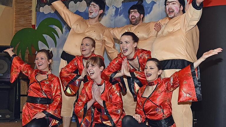 Die „Flotten Sohlen“ brachten mit ihrer Performance den Saal zum Toben. Die „Sumoringer“ und die „Geishas“ riefen so große Begeisterung hervor, dass sie erst nach zwei Zugaben verabschiedet wurden. Die „Flotten Sohlen“ brachten mit ihrer Performance den Saal zum Toben. Die „Sumoringer“ und die „Geishas“ riefen so große Begeisterung hervor, dass sie erst nach zwei Zugaben verabschiedet wurden.