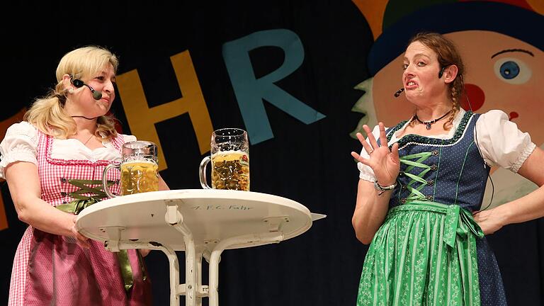 Forderten gepflegten Service und Tischmanieren fürs Fährenfestival: die Oktoberfest-Bedienungen Katja Hohmann und Sabine Nikola (von links). Forderten gepflegten Service und Tischmanieren fürs Fährenfestival: die Oktoberfest-Bedienungen Katja Hohmann und Sabine Nikola (von links).
