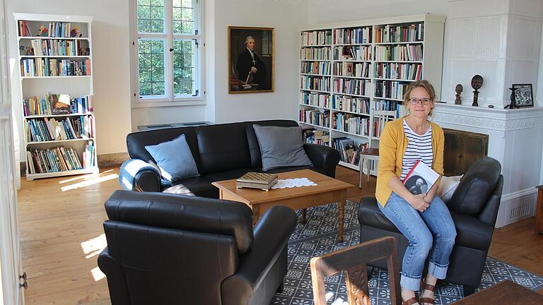 Die Bibliothek mit ihren tollen Stuckelementen ist eines der vielen Schmuckstücke der Propstei. Christiane Müller ließ das Gebäude umbauen und bietet nun dort Ferienwohnungen und Doppelzimmer an. Die Bibliothek mit ihren tollen Stuckelementen ist eines der vielen Schmuckstücke der Propstei. Christiane Müller ließ das Gebäude umbauen und bietet nun dort Ferienwohnungen und Doppelzimmer an.
