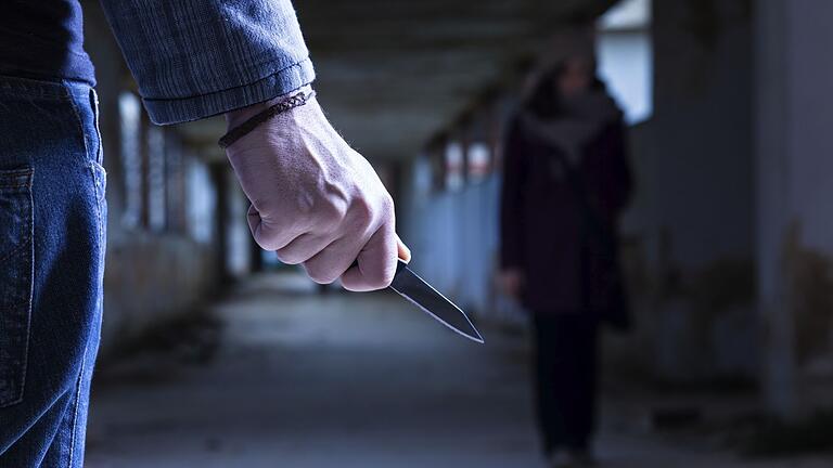 Die Zahl der Messerangriffe nimmt zu - zumindest fühlt es sich für viele Menschen so an. Statistisch belegen lässt sich eine Zunahme beim Blick auf Daten der Polizei jedoch nicht. Die Zahl der Messerangriffe nimmt zu - zumindest fühlt es sich für viele Menschen so an. Statistisch belegen lässt sich eine Zunahme beim Blick auf Daten der Polizei jedoch nicht.
