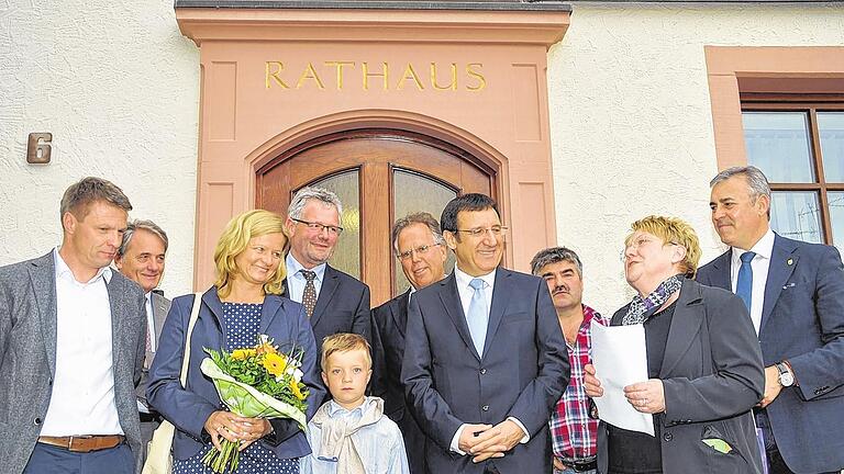 Freude über Wahlergebnis: Anette Schmidt wird umringt von Ehemann Uwe Schmidt (von links), dem Tauberbischofsheimer Oberbürgermeister Wolfgang Vockel, ihrem jüngsten Sohn Finn, Bundestagsabgeordnetem Alois Gehrig, Landrat Reinhard Frank, Landtagsabgeordnetem Wolfgang Reinhart, den beiden Gemeindewahlausschussvorsitzenden Anton Stolzenberger und Helga Koch sowie dem Grünsfelder Bürgermeister Joachim Markert. Freude über Wahlergebnis: Anette Schmidt wird umringt von Ehemann Uwe Schmidt (von links), dem Tauberbischofsheimer Oberbürgermeister Wolfgang Vockel, ihrem jüngsten Sohn Finn, Bundestagsabgeordnetem Alois Gehrig, Landrat Reinhard Frank, Landtagsabgeordnetem Wolfgang Reinhart, den beiden Gemeindewahlausschussvorsitzenden Anton Stolzenberger und Helga Koch sowie dem Grünsfelder Bürgermeister Joachim Markert.