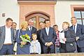 Freude über Wahlergebnis: Anette Schmidt wird umringt von Ehemann Uwe Schmidt (von links), dem Tauberbischofsheimer Oberbürgermeister Wolfgang Vockel, ihrem jüngsten Sohn Finn, Bundestagsabgeordnetem Alois Gehrig, Landrat Reinhard Frank, Landtagsabgeordnetem Wolfgang Reinhart, den beiden Gemeindewahlausschussvorsitzenden Anton Stolzenberger und Helga Koch sowie dem Grünsfelder Bürgermeister Joachim Markert.
