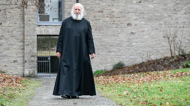 Pater Anselm Grün hat an die 300 Bücher veröffentlicht, hält auch mit 75 Jahren noch jährlich weit über 100 Vorträge. Pater Anselm Grün hat an die 300 Bücher veröffentlicht, hält auch mit 75 Jahren noch jährlich weit über 100 Vorträge.