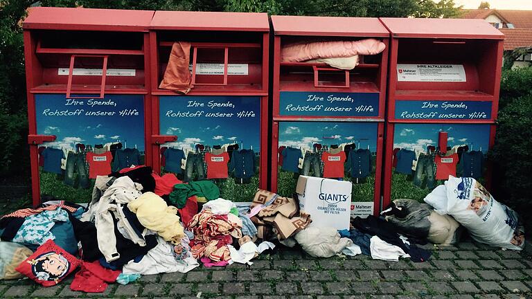 Hoffnungslos überfüllt: Im ersten Lockdown im Frühjahr 2020 kam es zur großen Ausmist-Welle in den Privathaushalten. An vielen Orten , wie hier in Lohr, stauten sich die Altkleider vor den Sammelcontainern. Hoffnungslos überfüllt: Im ersten Lockdown im Frühjahr 2020 kam es zur großen Ausmist-Welle in den Privathaushalten. An vielen Orten , wie hier in Lohr, stauten sich die Altkleider vor den Sammelcontainern. 