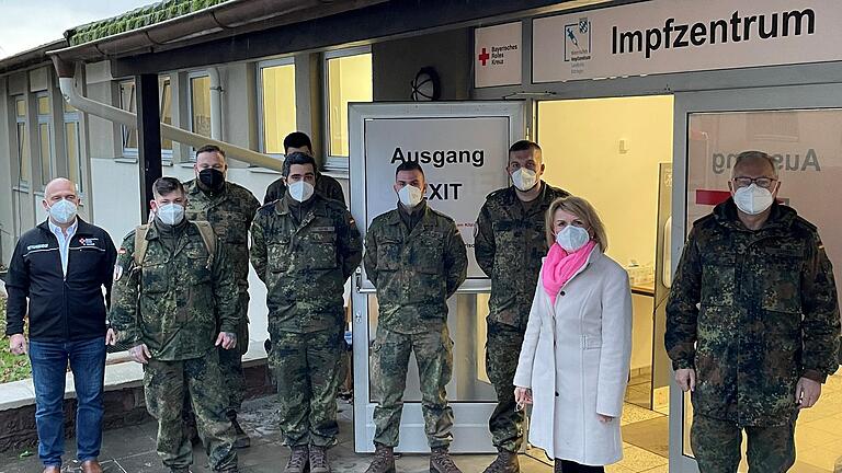 Die Bundeswehr unterstützt im Impfzentrum und bei der Kontaktnachverfolgung im Gesundheitsamt des Landkreises Kitzingen. Die Bundeswehr unterstützt im Impfzentrum und bei der Kontaktnachverfolgung im Gesundheitsamt des Landkreises Kitzingen.