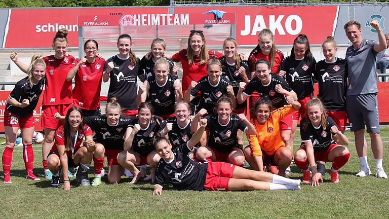 Gute gelaunt: Die Frauen der Würzburger Kickers gewannen im Frühsommer 2023 die Meisterschaft in der Fußball-Bayernliga.