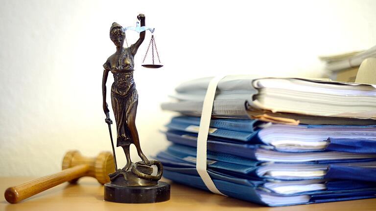 Das Schöffengericht am Amtsgericht Schweinfurt (Symbolbild) verurteilte einen 31-Jährigen wegen Vergewaltigung zu einem Jahr und acht Monaten Haft ohne Bewährung. Das Schöffengericht am Amtsgericht Schweinfurt (Symbolbild) verurteilte einen 31-Jährigen wegen Vergewaltigung zu einem Jahr und acht Monaten Haft ohne Bewährung.