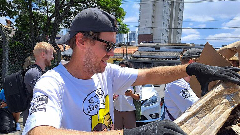 Sebastian Vettel sammelt Müll in Sao Paulo       -  Vettel legte selbst fleißig mit Hand an.