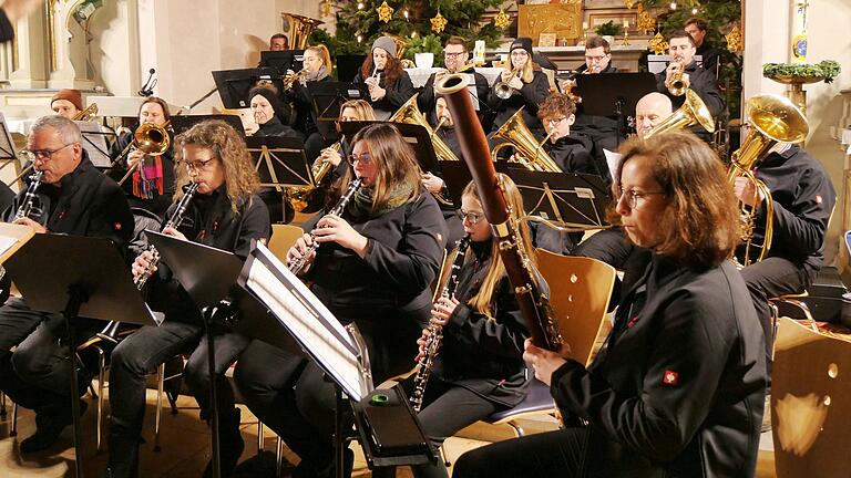 Die Opferbaumer Musikanten bei ihrem traditionellen Weihnachtskonzert in der Pfarrkirche St. Lambertus in Opferbaum. Die Opferbaumer Musikanten bei ihrem traditionellen Weihnachtskonzert in der Pfarrkirche St. Lambertus in Opferbaum.