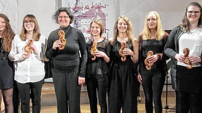 Nach gelungenen Darbietungen erhielten die jungen Musikerinnen mit Musiklehrerin Andrea Oehme zum Dank einen gebackenen Notenschlüssel. Im Bild (von links) Franziska Schwaben, Nicola Schad, Miriam Marschall, Andrea Oehme, Sarah Kuhn, Susanne Hiby, Clara Stuhl, Andrea Leis und Franziska  Bach.FOTO: Klaus Dieter Hahn