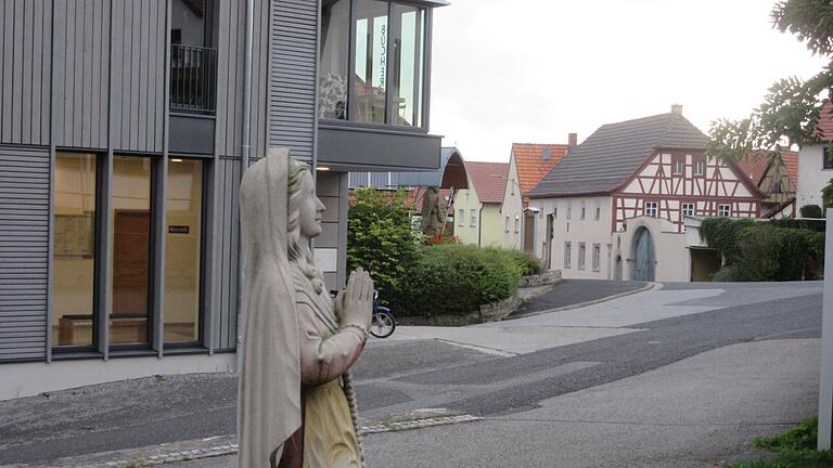 Lange hat es gedauert, bis die Neugestaltung des Dorfplatzes an die Reihe kam. So manches Stoßgebet wurde gen Himmel geschickt. Demnächst soll es nun aber losgehen.  Im Oktober werden die Baumaschinen anrollen.