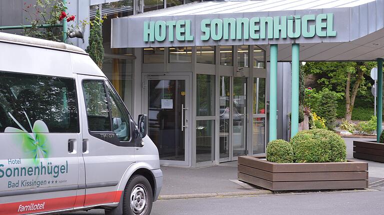 Das Familotel in Reiterswiesen ist noch zu, denn der Freistaat gab noch kein grünes Licht für den Betrieb von Hallenbädern. Das hauseigene Schwimmbecken ist aber Anziehungspunkt für Familien. Das Familotel in Reiterswiesen ist noch zu, denn der Freistaat gab noch kein grünes Licht für den Betrieb von Hallenbädern. Das hauseigene Schwimmbecken ist aber Anziehungspunkt für Familien.