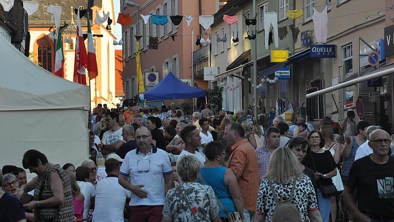 Die Neugestaltung der Grüne-Markt-Straße in Hofheim sorgte im Stadtrat für Diskussionen. Das Bild zeigt die Straße im Juni 2019 während der Italienischen Nacht.