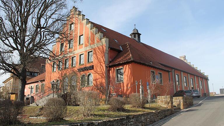 Die Bewerbung der Stadt Gerolzhofen und des Marktes Oberschwarzach hatte vorgesehen, das Naturparkzentrum Steigerwald in der Stadthalle in Gerolzhofen (im Bild) einzurichten – als Ergänzung und in Anbindung an das Steigerwald-Zentrum in Handthal.