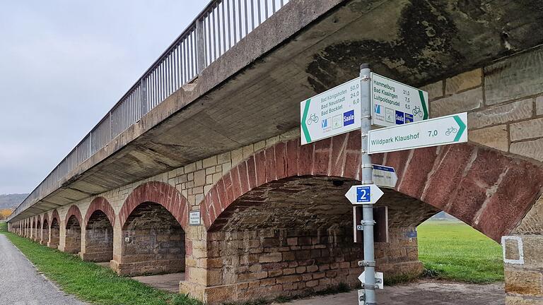 Die große Saaleflutbrücke bei Großenbrach weist erhebliche Schäden auf. - Die große Saaleflutbrücke bei Großenbrach weist erhebliche Schäden auf. Die große Saaleflutbrücke bei Großenbrach weist erhebliche Schäden auf. - Die große Saaleflutbrücke bei Großenbrach weist erhebliche Schäden auf.