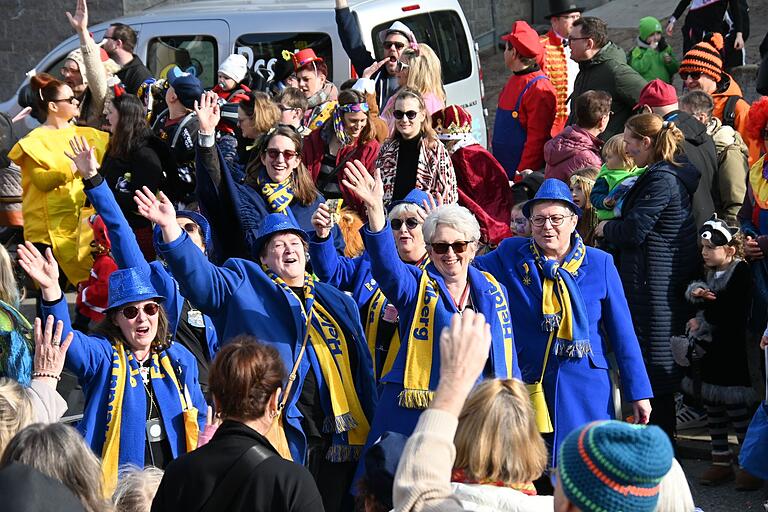 Der Frauenelferrat der Faschingsgilde Helau Krakau mitten im Zug. Der Frauenelferrat der Faschingsgilde Helau Krakau mitten im Zug.