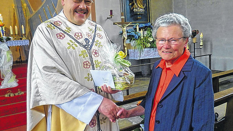 Doppeltes Jubiläum: Zum 80. Geburtstag von Irma Spenkuch in Riedenheim dankte Pfarrer Gerhard Hanft der Mesnerin für den 20-jährigen kirchlichen Dienst.