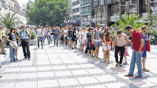 Mit einem Flashmob mitten in Münchens Inntenstadt machten junge Lehrer am Samstag auf ihre Situation auferksam. Dabei stellten sie sich hinter einer roten Linie auf, die den Einstellungsstopp symbolisieren sollte, und zertraten bunte Kreide.