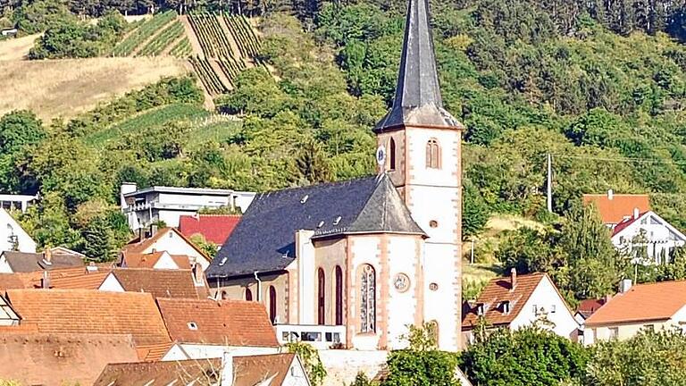 Dominiert Erlabrunn am Main: Die St.-Andreas-Kirche mit ihrem spitzen Turm.